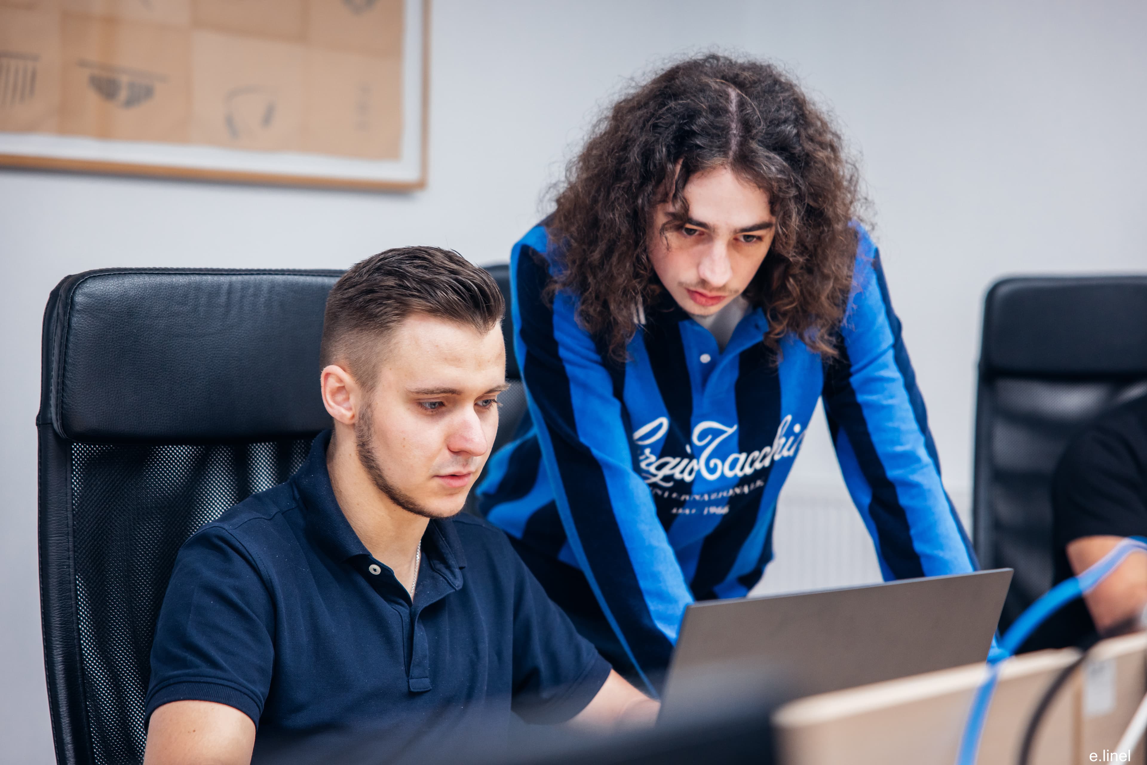 Étudiants collaborant sur un projet