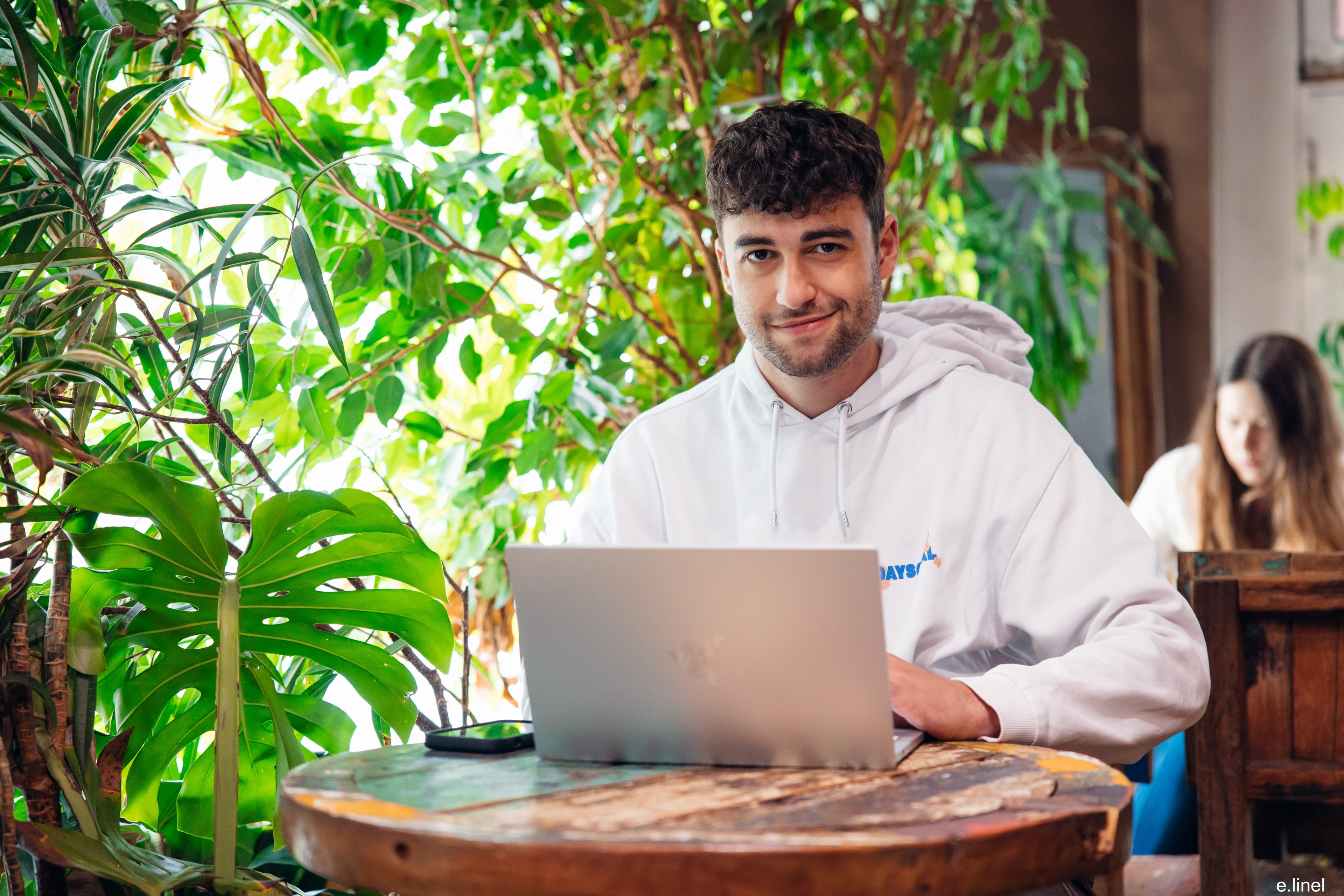 Étudiant travaillant en terrasse